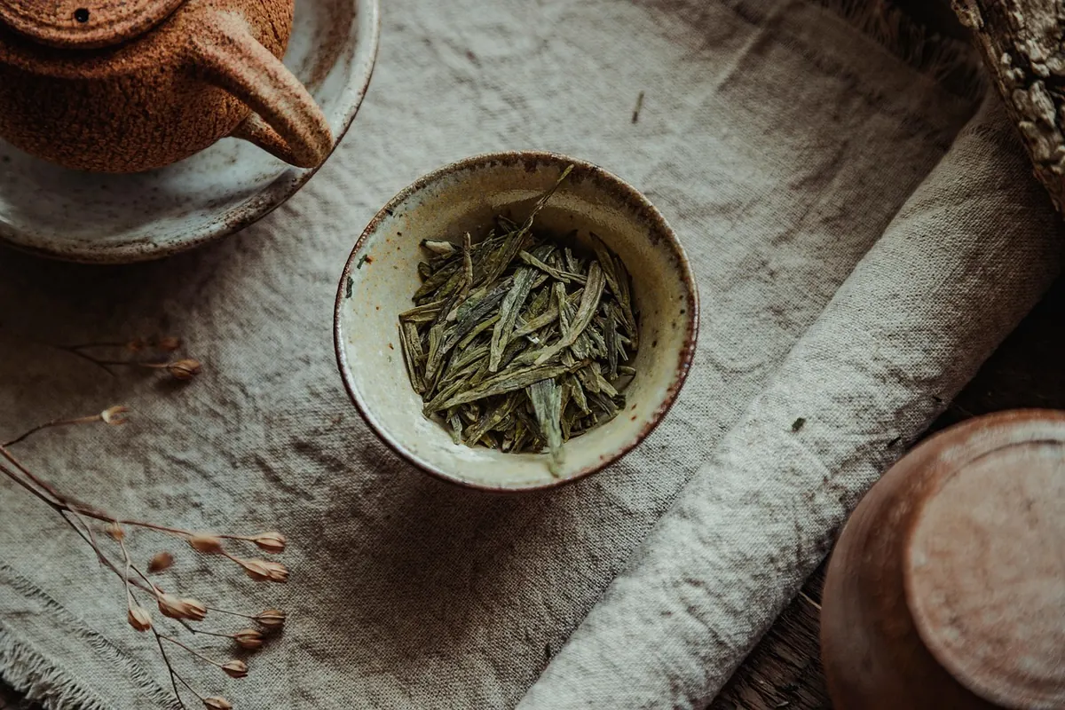 How to Create a Natural Sleep Ritual with Herbal Teas and Essential Oils